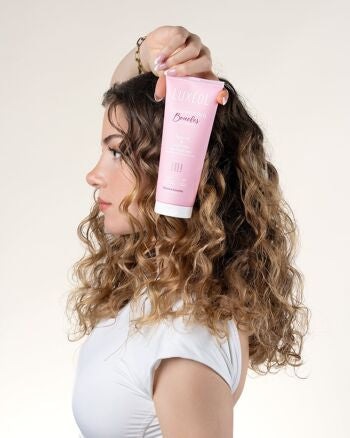 LUXÉOL-SHAMPOOING Boucles-Nourrit &Sublime les boucles 95% d’ingrédients d’origine naturelle 0%sulfates ,silicone Spécialement formulé pour type de cheveux 2C à 3C -93/100 Note Yuka 🥕200ML